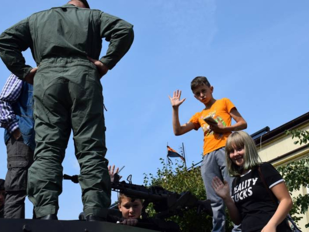 Wciąż jest szansa na zdjęcie z Leopardem. W Mławie trwa piknik militarny