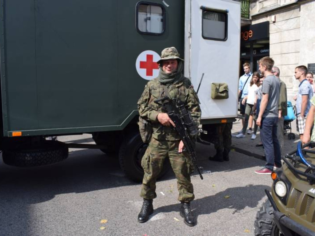 Wciąż jest szansa na zdjęcie z Leopardem. W Mławie trwa piknik militarny