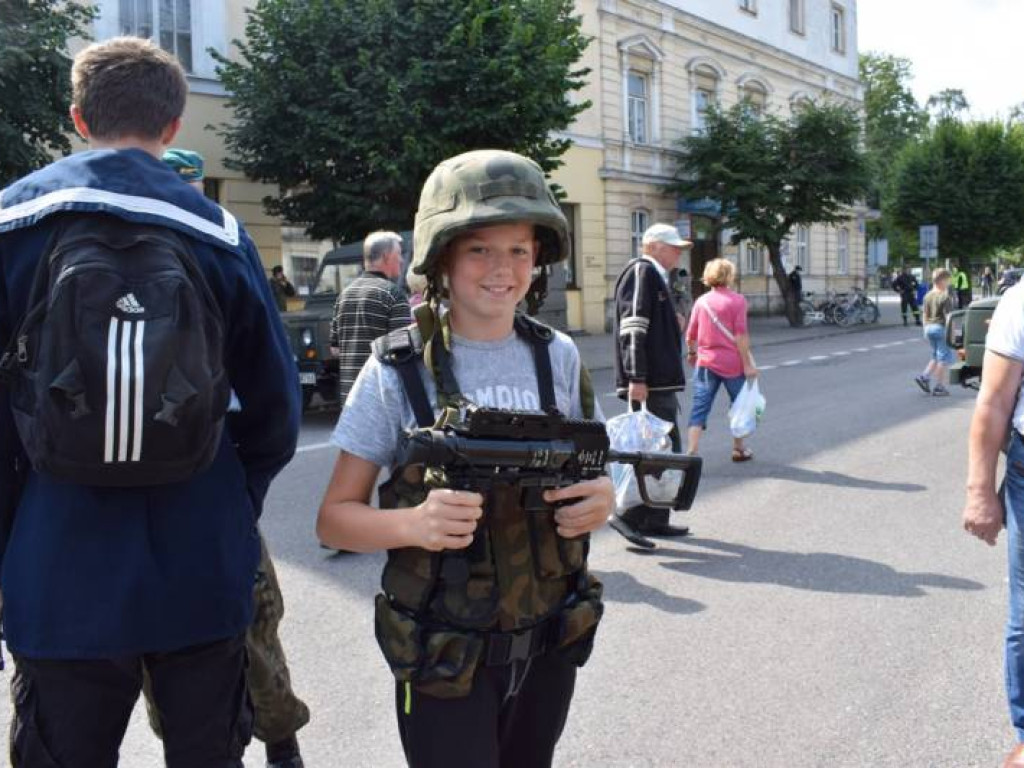 Wciąż jest szansa na zdjęcie z Leopardem. W Mławie trwa piknik militarny