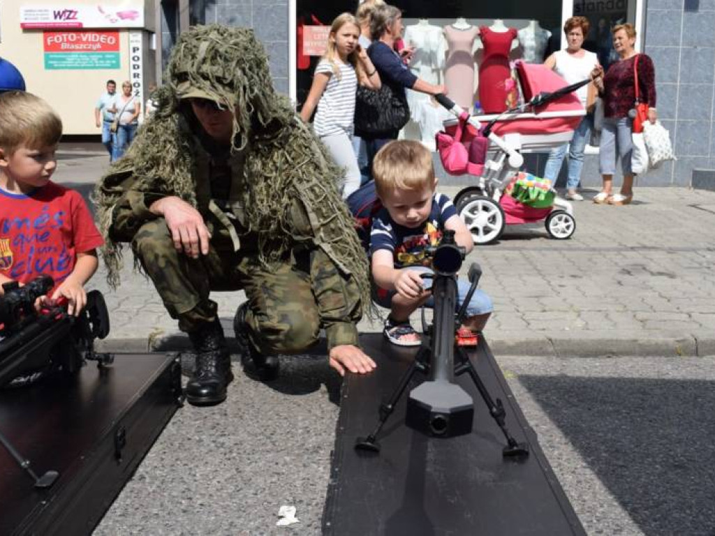 Wciąż jest szansa na zdjęcie z Leopardem. W Mławie trwa piknik militarny