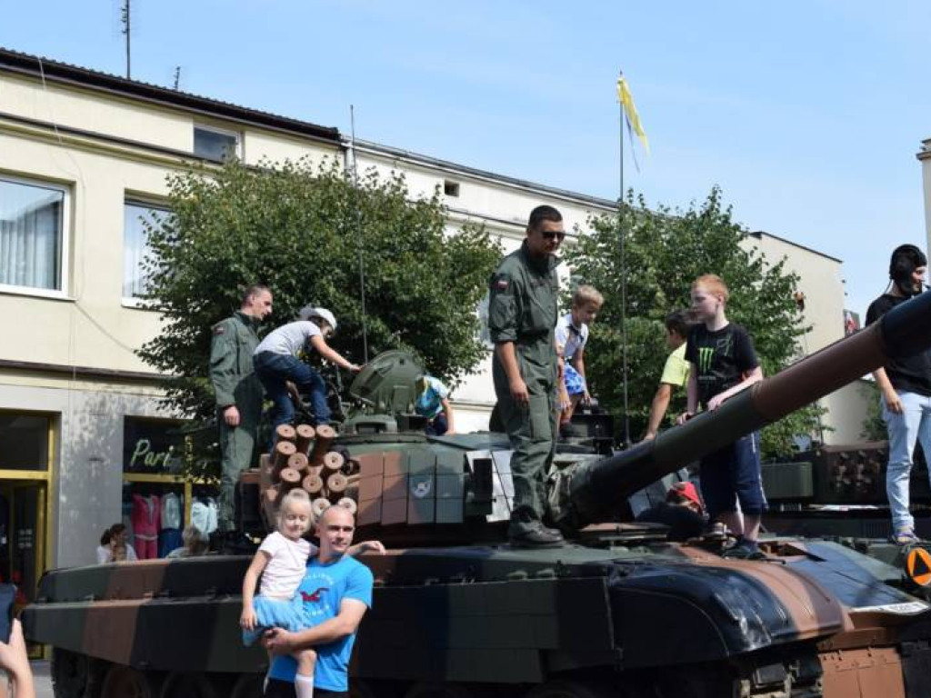 Wciąż jest szansa na zdjęcie z Leopardem. W Mławie trwa piknik militarny