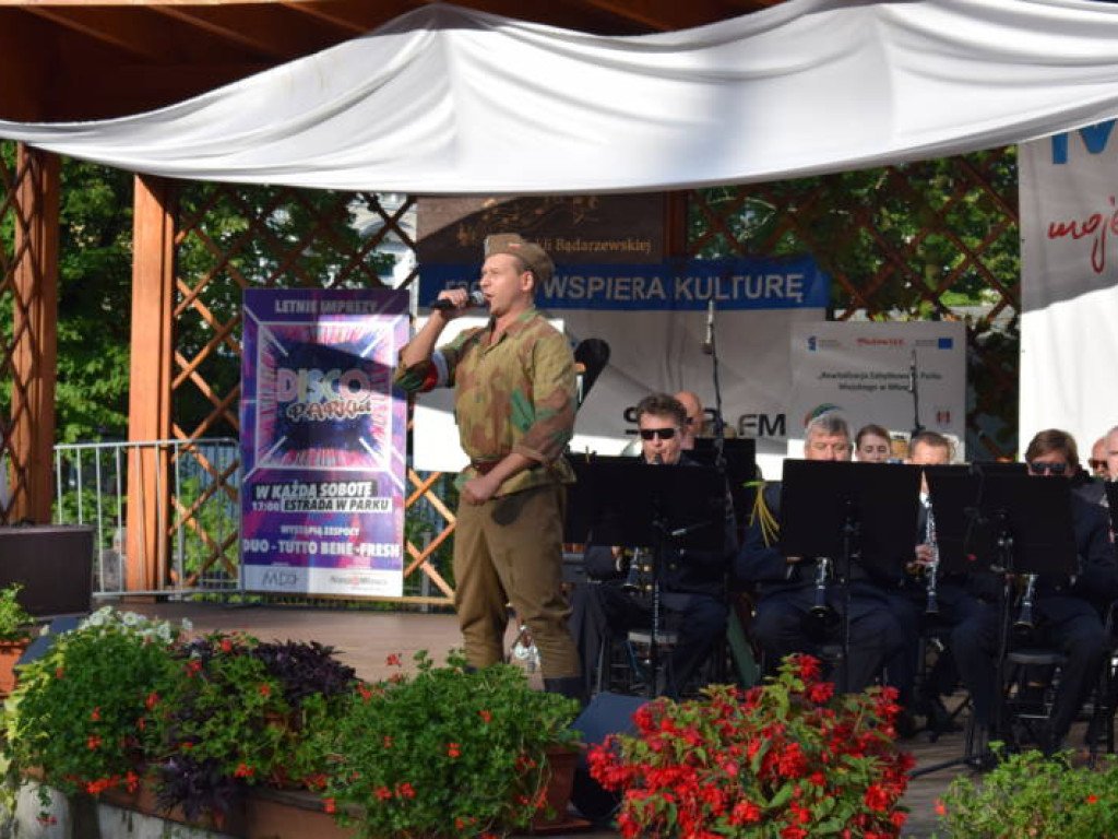 Patriotycznie i rozrywkowo. Na ten koncert przyszły tłumy