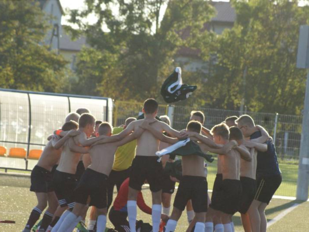 Nie ma jak u siebie. Pięć goli trampkarzy, czternaście juniorów