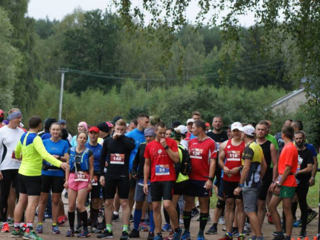 Musieli zmierzyć się z wodą i... owadami. Pobiegło 81 osób