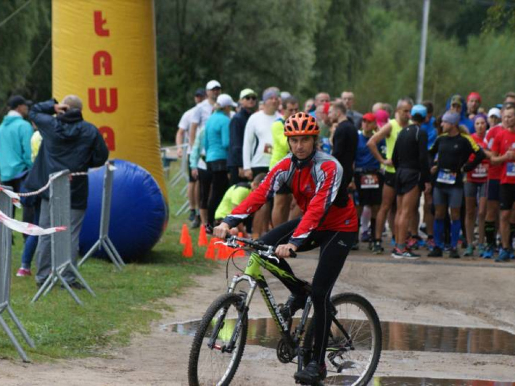 Musieli zmierzyć się z wodą i... owadami. Pobiegło 81 osób