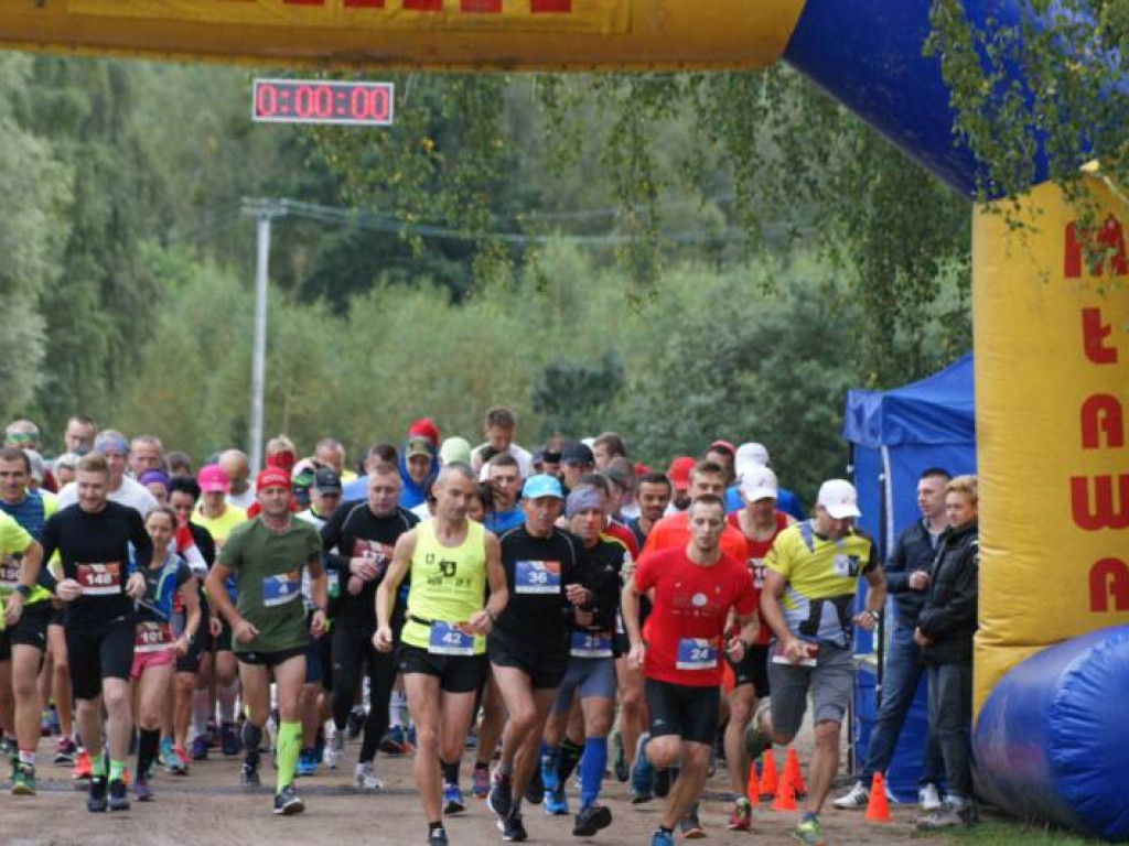 Musieli zmierzyć się z wodą i... owadami. Pobiegło 81 osób