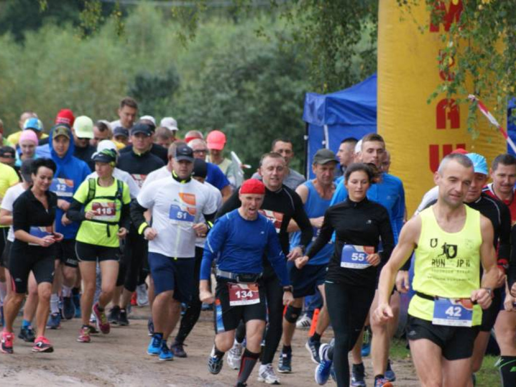 Musieli zmierzyć się z wodą i... owadami. Pobiegło 81 osób