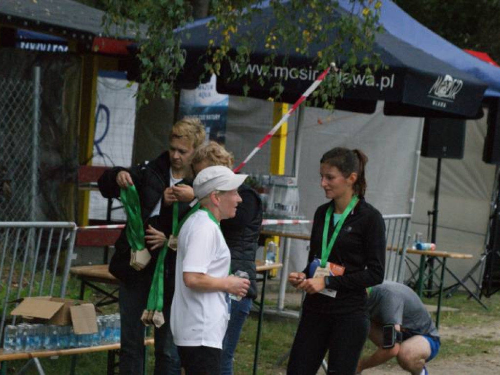 Musieli zmierzyć się z wodą i... owadami. Pobiegło 81 osób