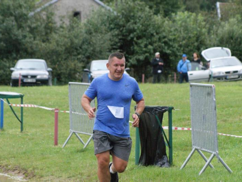 Musieli zmierzyć się z wodą i... owadami. Pobiegło 81 osób