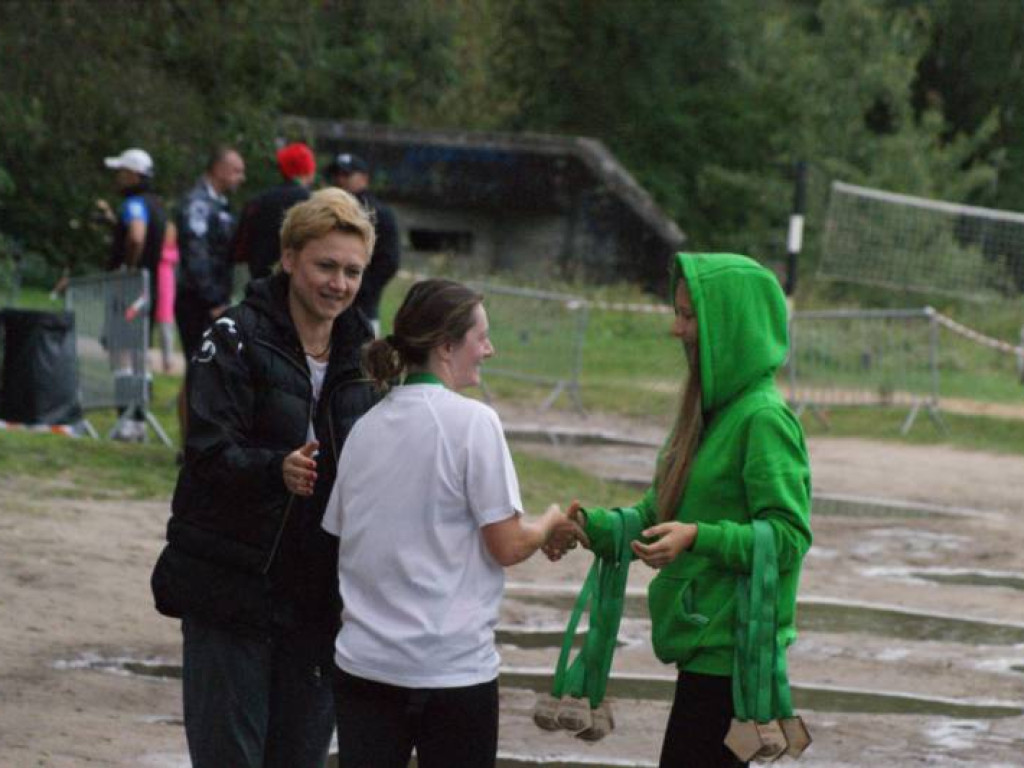 Musieli zmierzyć się z wodą i... owadami. Pobiegło 81 osób