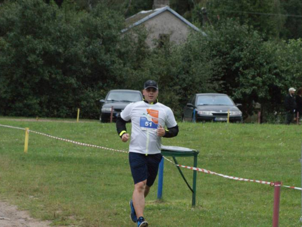 Musieli zmierzyć się z wodą i... owadami. Pobiegło 81 osób