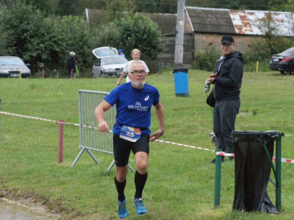 Musieli zmierzyć się z wodą i... owadami. Pobiegło 81 osób