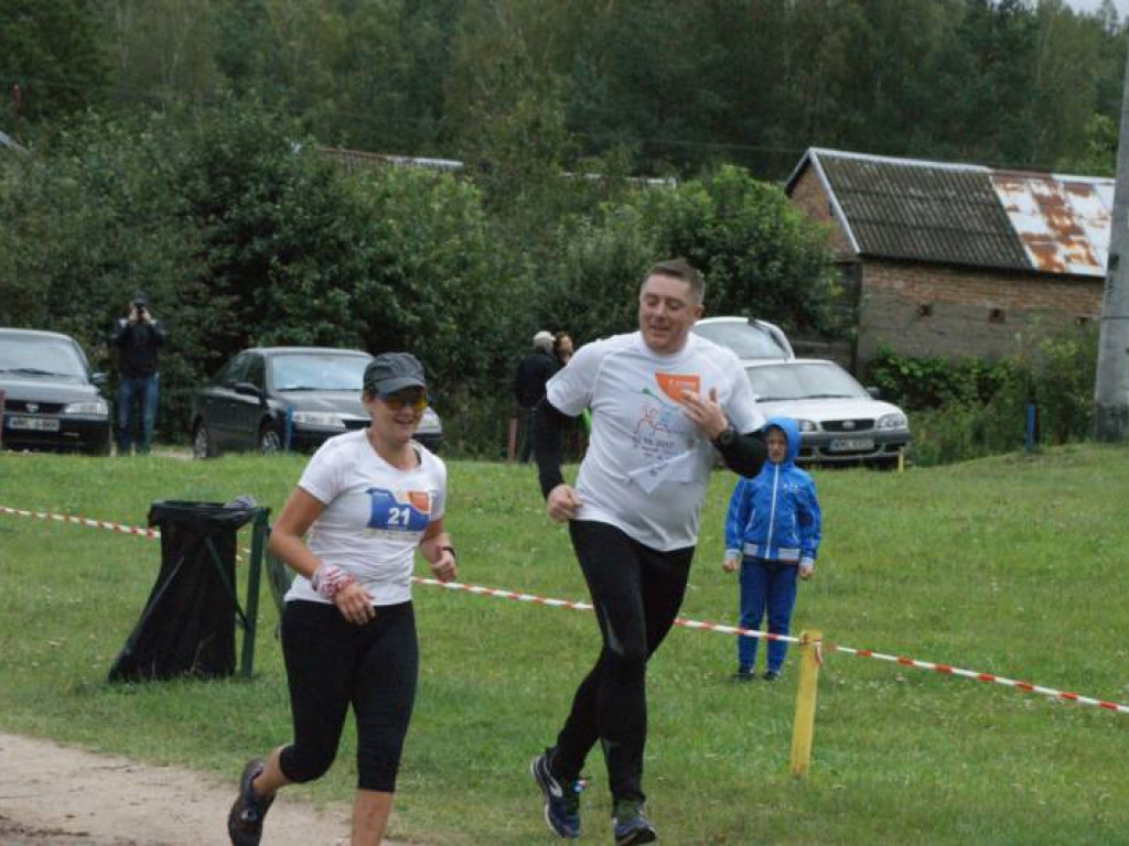 Musieli zmierzyć się z wodą i... owadami. Pobiegło 81 osób