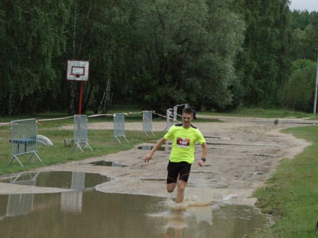 Musieli zmierzyć się z wodą i... owadami. Pobiegło 81 osób