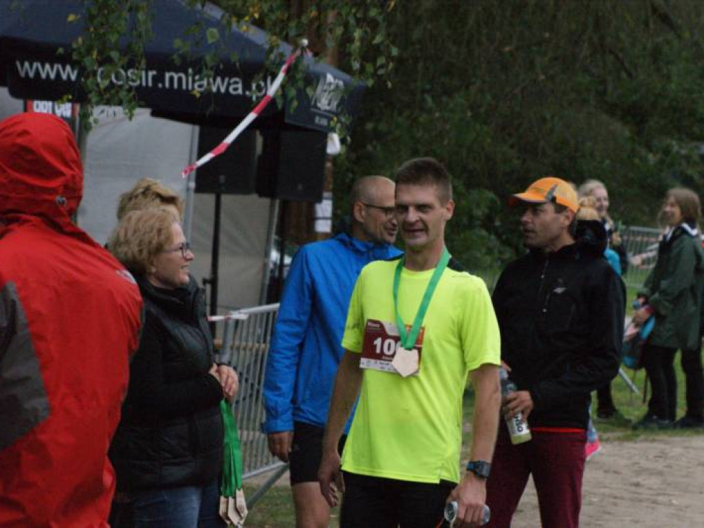 Musieli zmierzyć się z wodą i... owadami. Pobiegło 81 osób