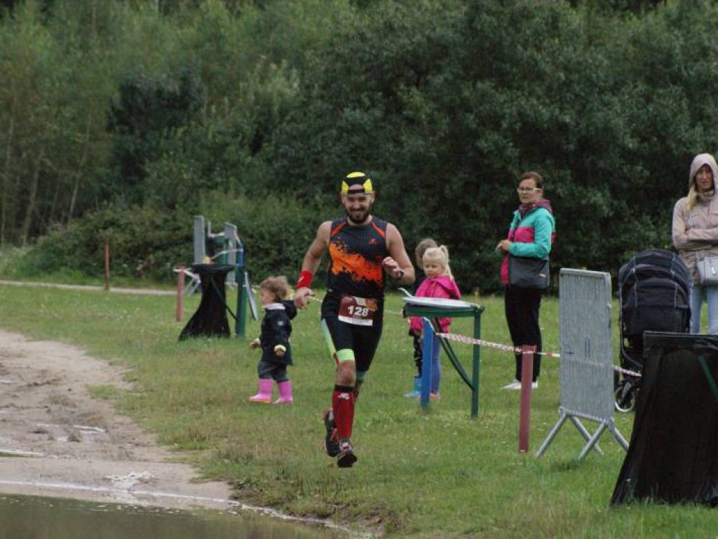 Musieli zmierzyć się z wodą i... owadami. Pobiegło 81 osób