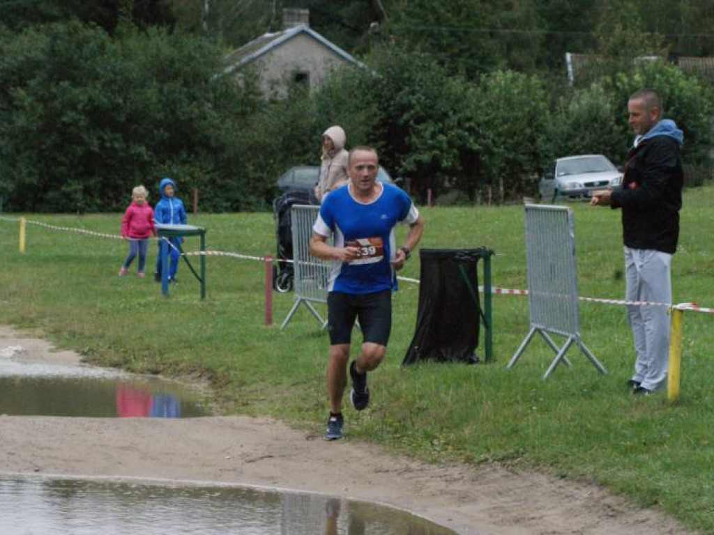 Musieli zmierzyć się z wodą i... owadami. Pobiegło 81 osób