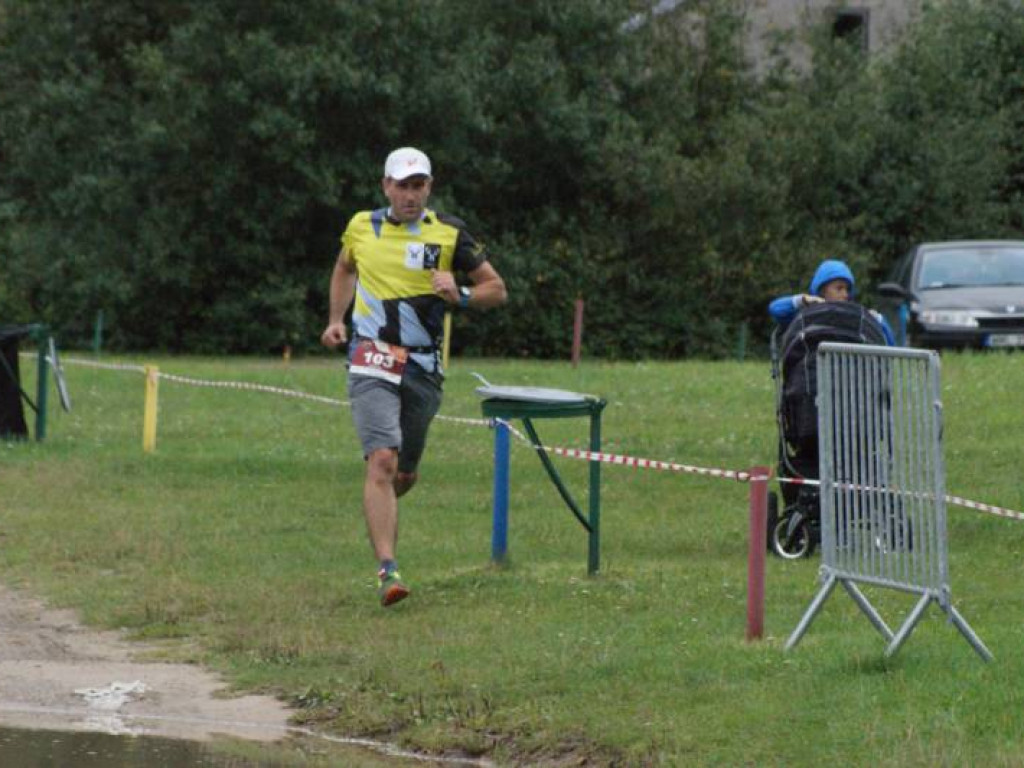 Musieli zmierzyć się z wodą i... owadami. Pobiegło 81 osób