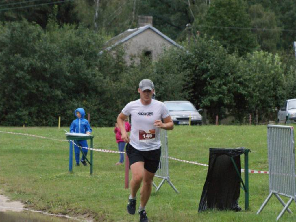 Musieli zmierzyć się z wodą i... owadami. Pobiegło 81 osób