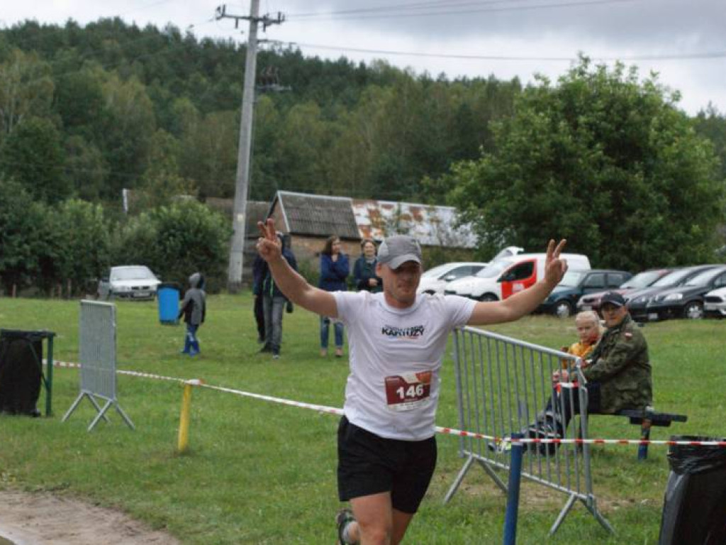 Musieli zmierzyć się z wodą i... owadami. Pobiegło 81 osób