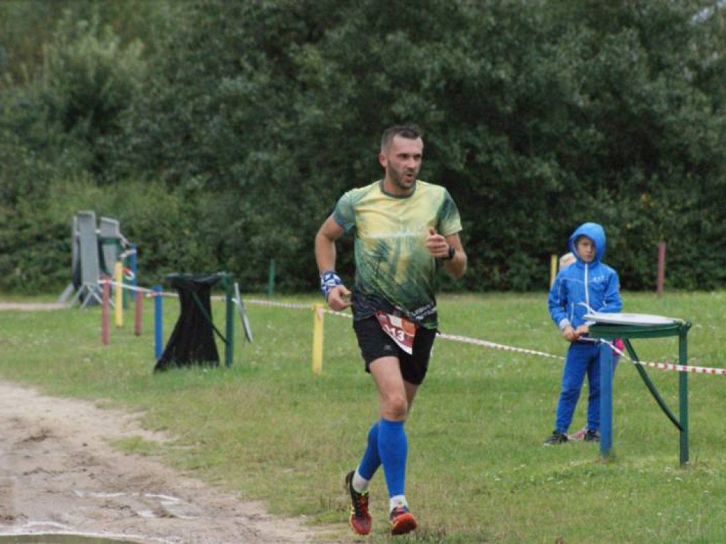 Musieli zmierzyć się z wodą i... owadami. Pobiegło 81 osób