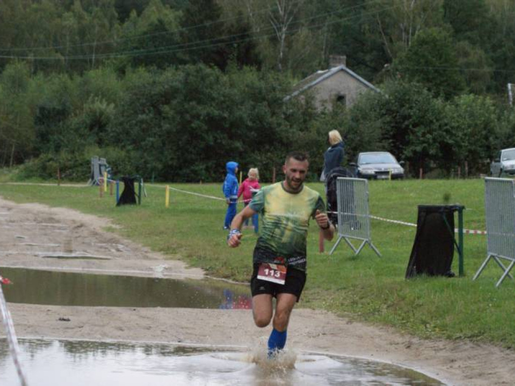 Musieli zmierzyć się z wodą i... owadami. Pobiegło 81 osób