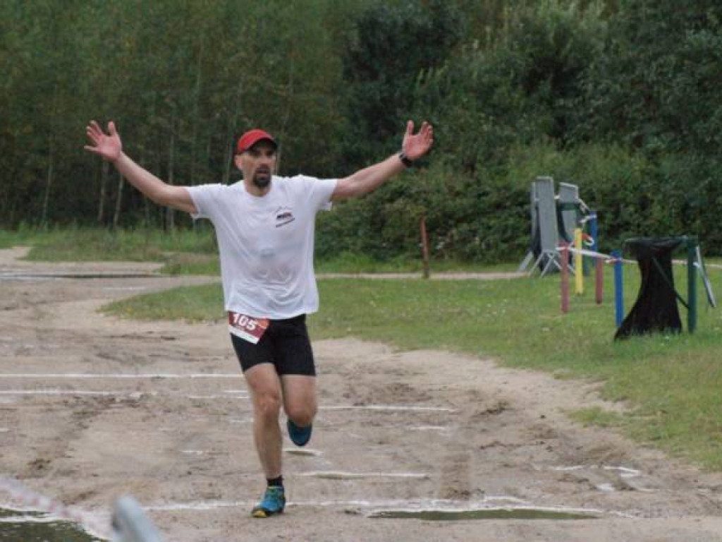 Musieli zmierzyć się z wodą i... owadami. Pobiegło 81 osób