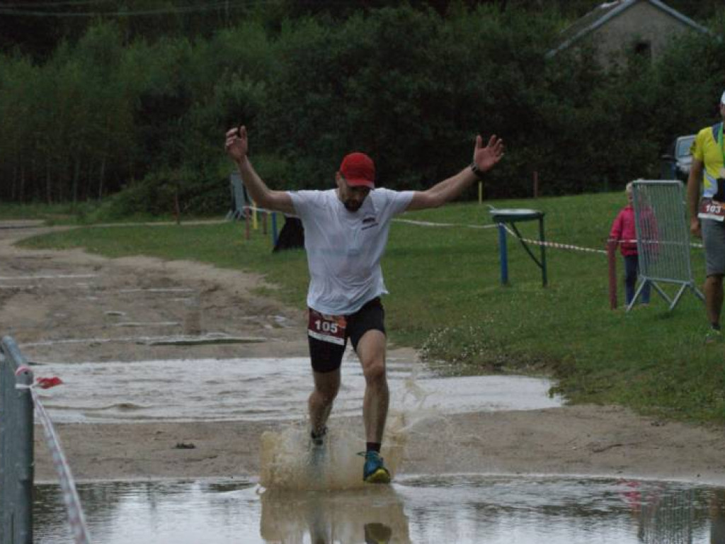 Musieli zmierzyć się z wodą i... owadami. Pobiegło 81 osób