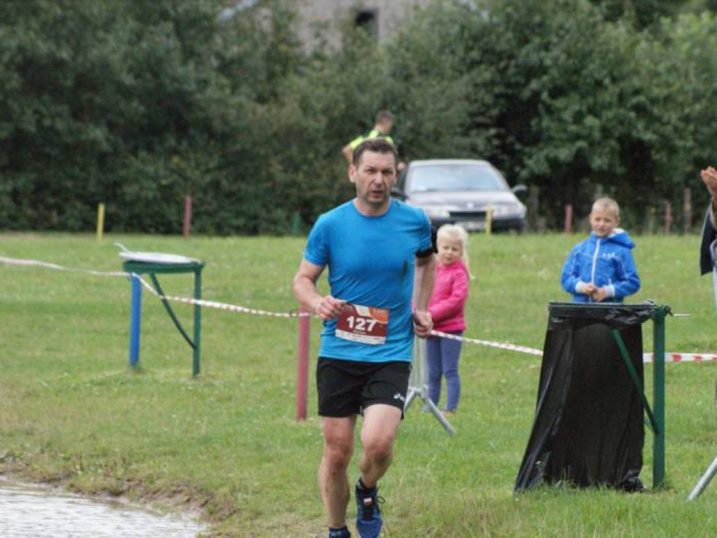 Musieli zmierzyć się z wodą i... owadami. Pobiegło 81 osób