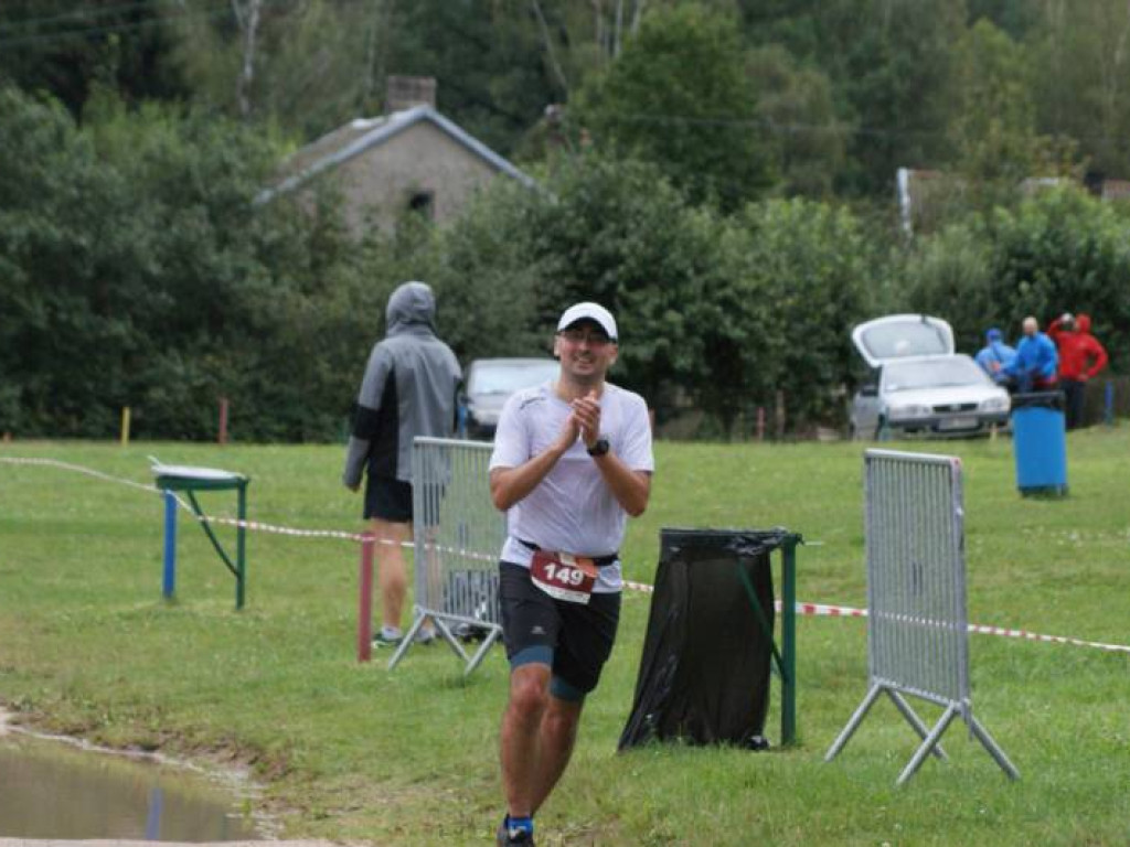 Musieli zmierzyć się z wodą i... owadami. Pobiegło 81 osób