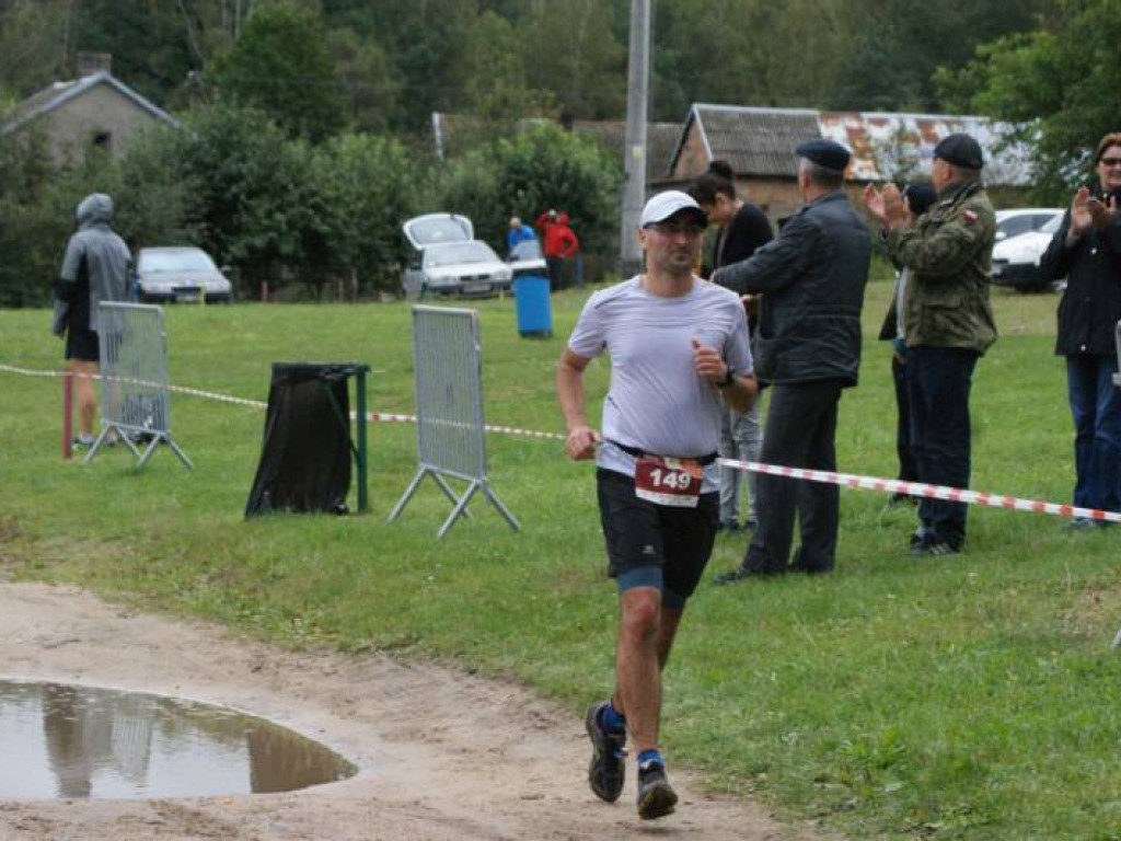 Musieli zmierzyć się z wodą i... owadami. Pobiegło 81 osób