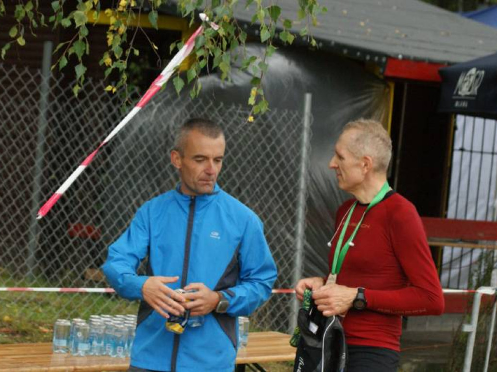 Musieli zmierzyć się z wodą i... owadami. Pobiegło 81 osób