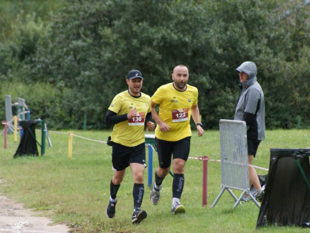 Musieli zmierzyć się z wodą i... owadami. Pobiegło 81 osób