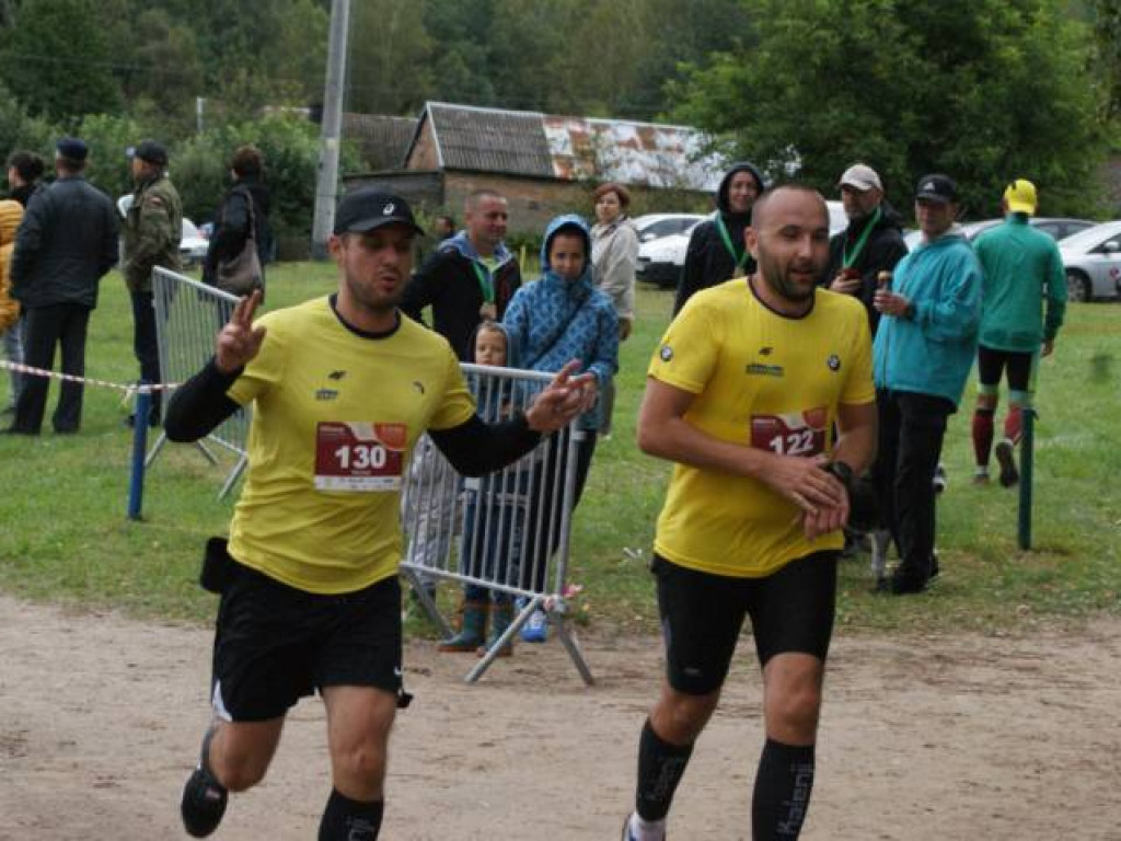 Musieli zmierzyć się z wodą i... owadami. Pobiegło 81 osób