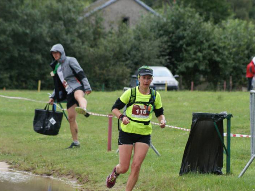 Musieli zmierzyć się z wodą i... owadami. Pobiegło 81 osób