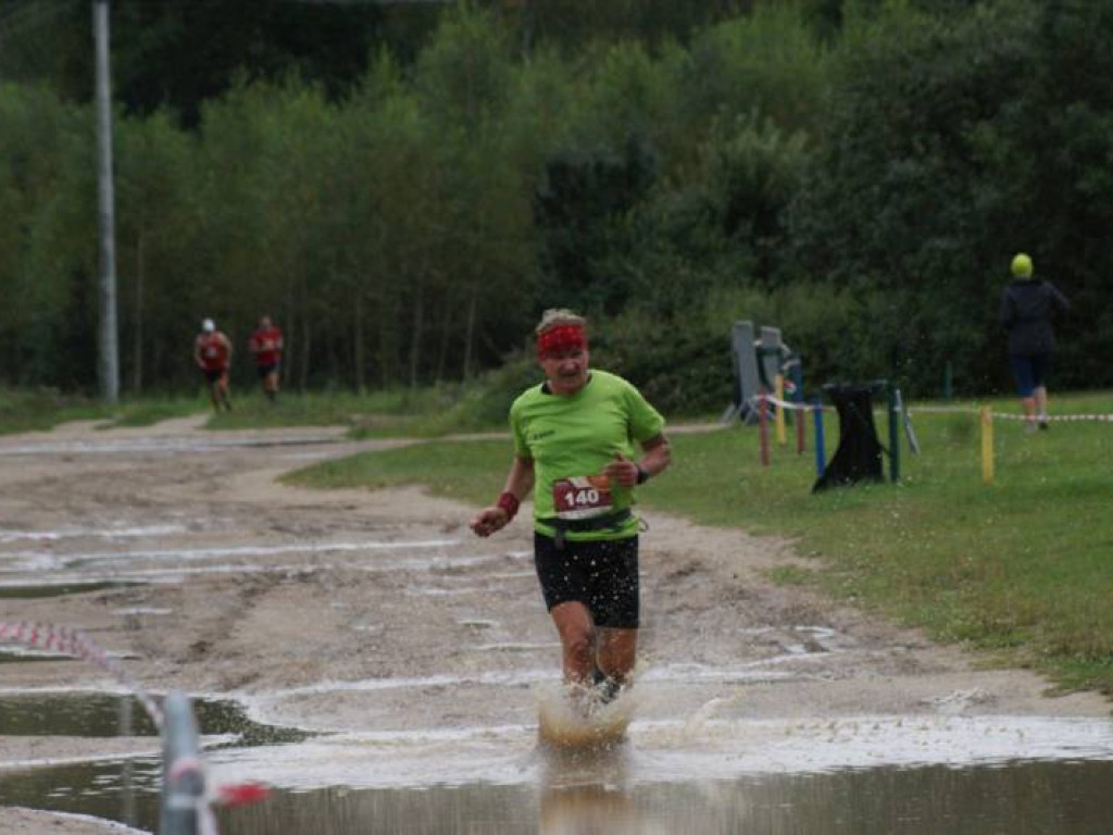 Musieli zmierzyć się z wodą i... owadami. Pobiegło 81 osób