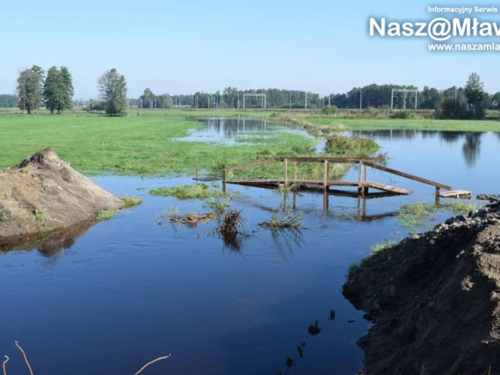 Zwalony most i zatopiona kładka. 
