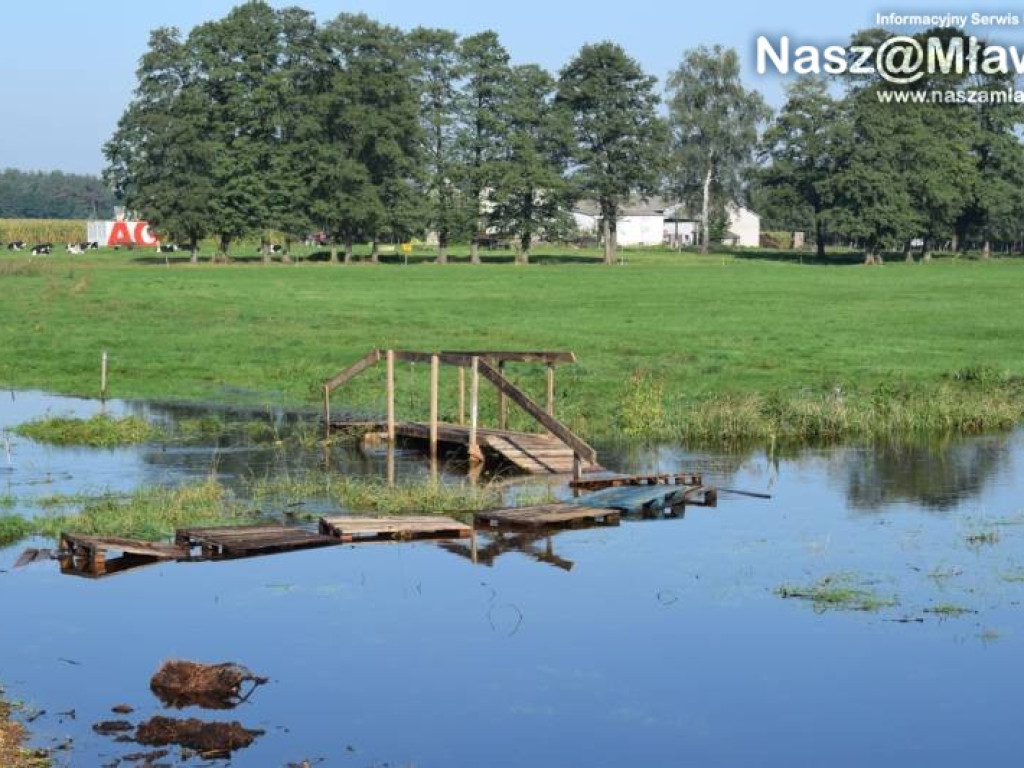 Zwalony most i zatopiona kładka. 