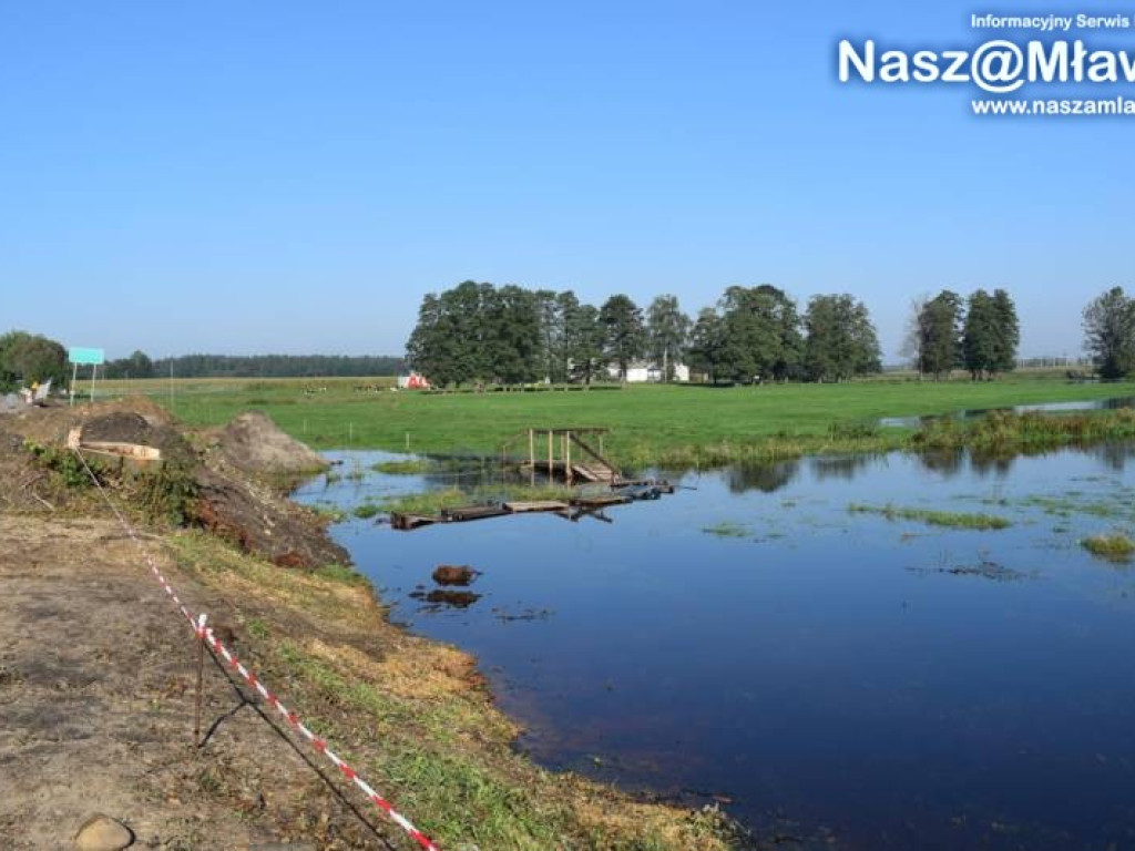 Zwalony most i zatopiona kładka. 