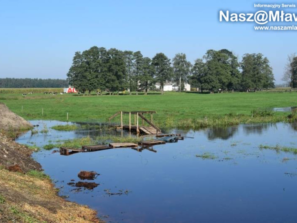 Zwalony most i zatopiona kładka. 