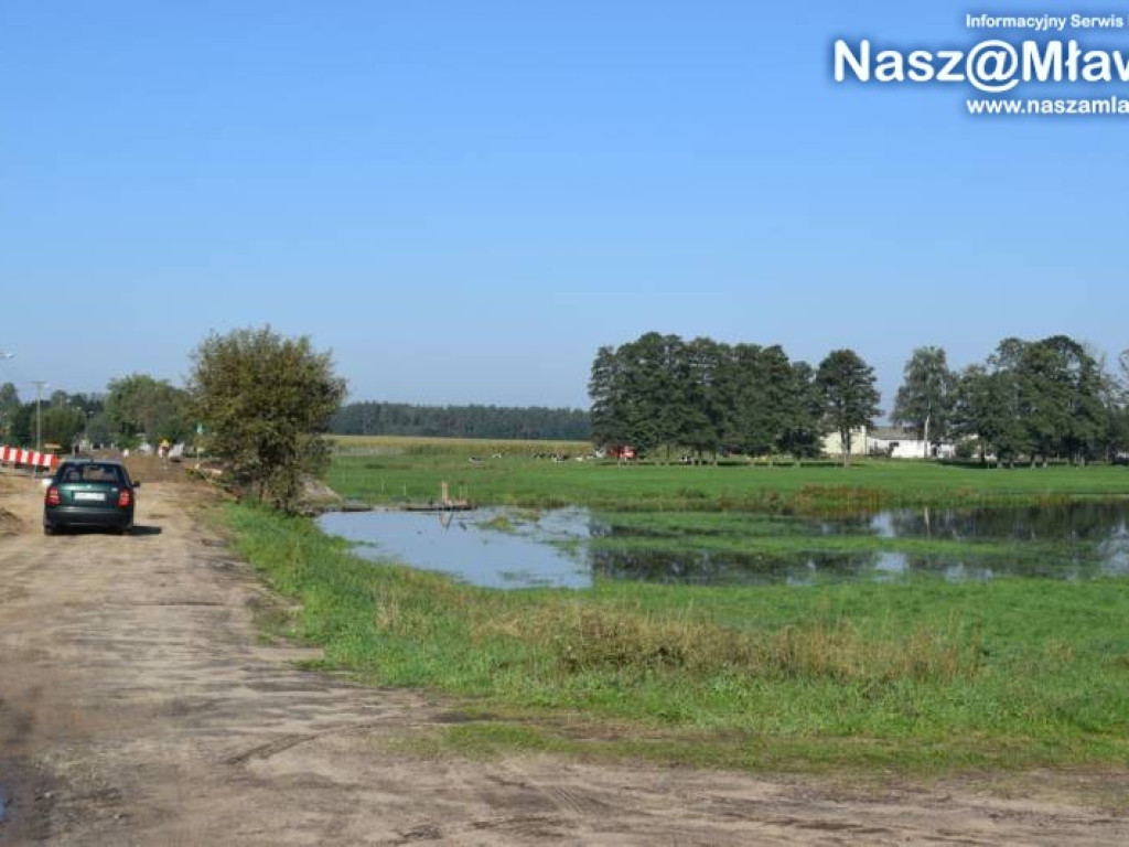 Zwalony most i zatopiona kładka. 