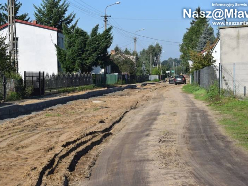 Zwalony most i zatopiona kładka. 