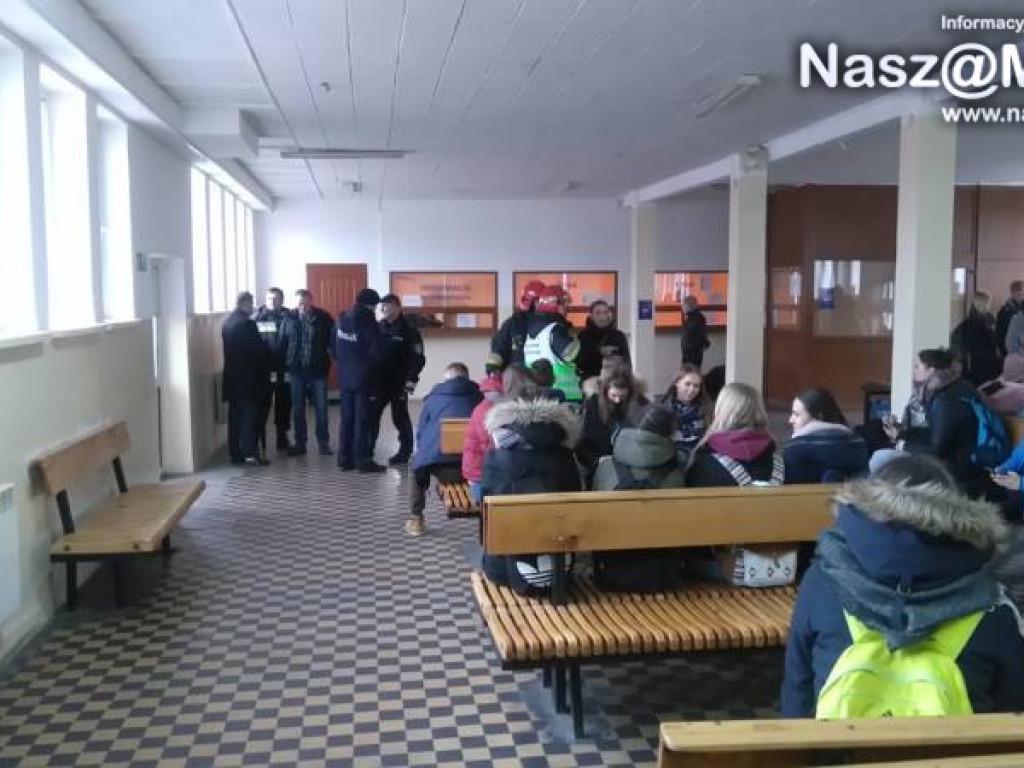 Mróz, śnieg i 50 osób uwięzionych na stacji PKS Mława
