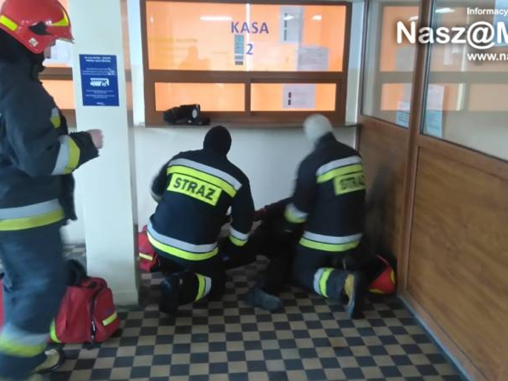 Mróz, śnieg i 50 osób uwięzionych na stacji PKS Mława