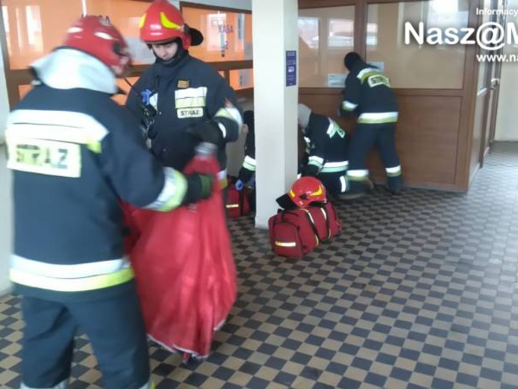 Mróz, śnieg i 50 osób uwięzionych na stacji PKS Mława