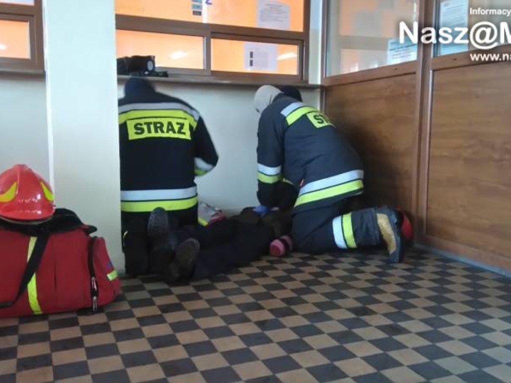 Mróz, śnieg i 50 osób uwięzionych na stacji PKS Mława