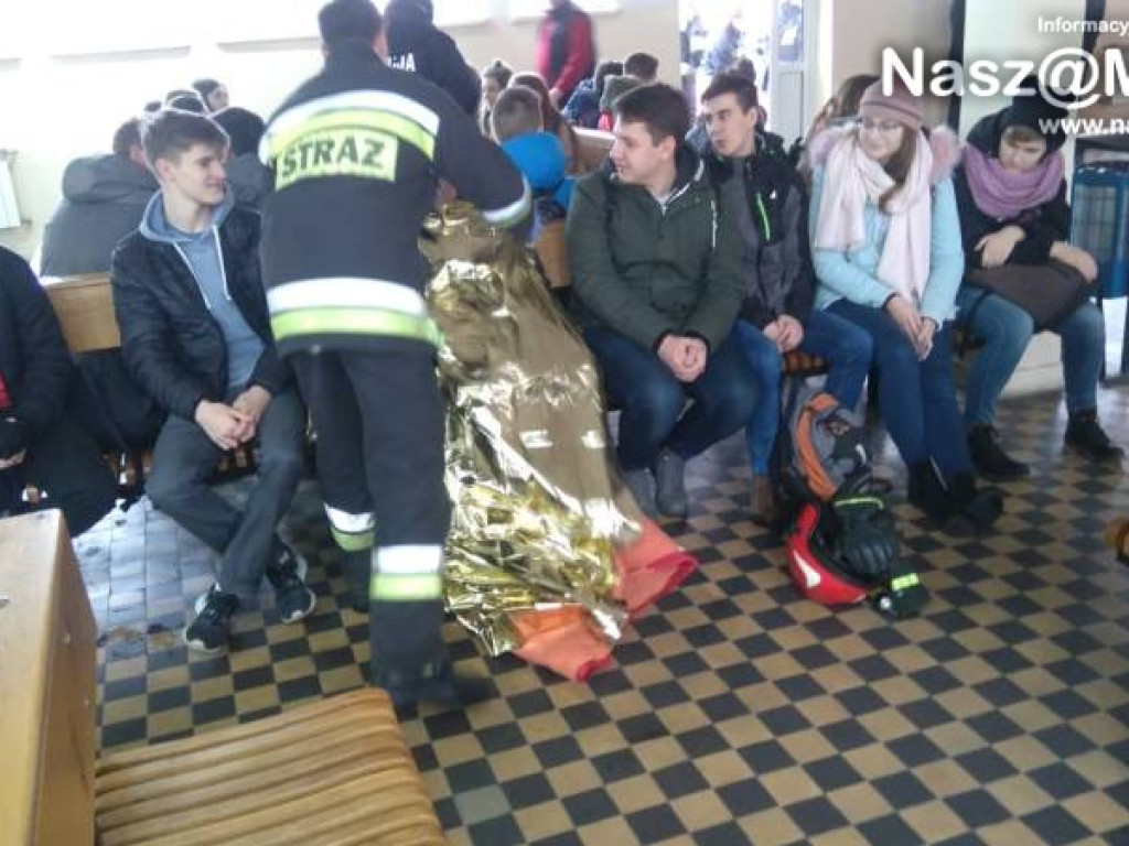 Mróz, śnieg i 50 osób uwięzionych na stacji PKS Mława