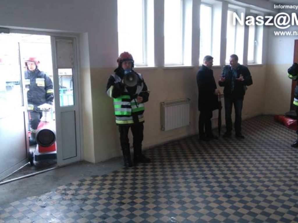 Mróz, śnieg i 50 osób uwięzionych na stacji PKS Mława