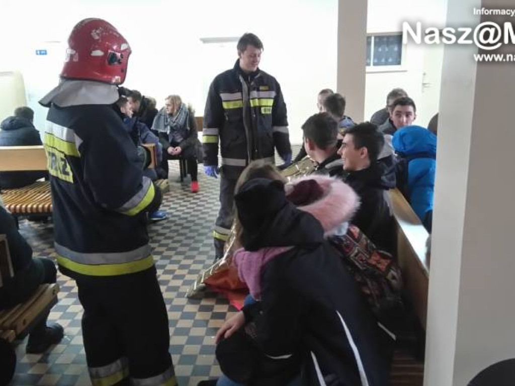 Mróz, śnieg i 50 osób uwięzionych na stacji PKS Mława