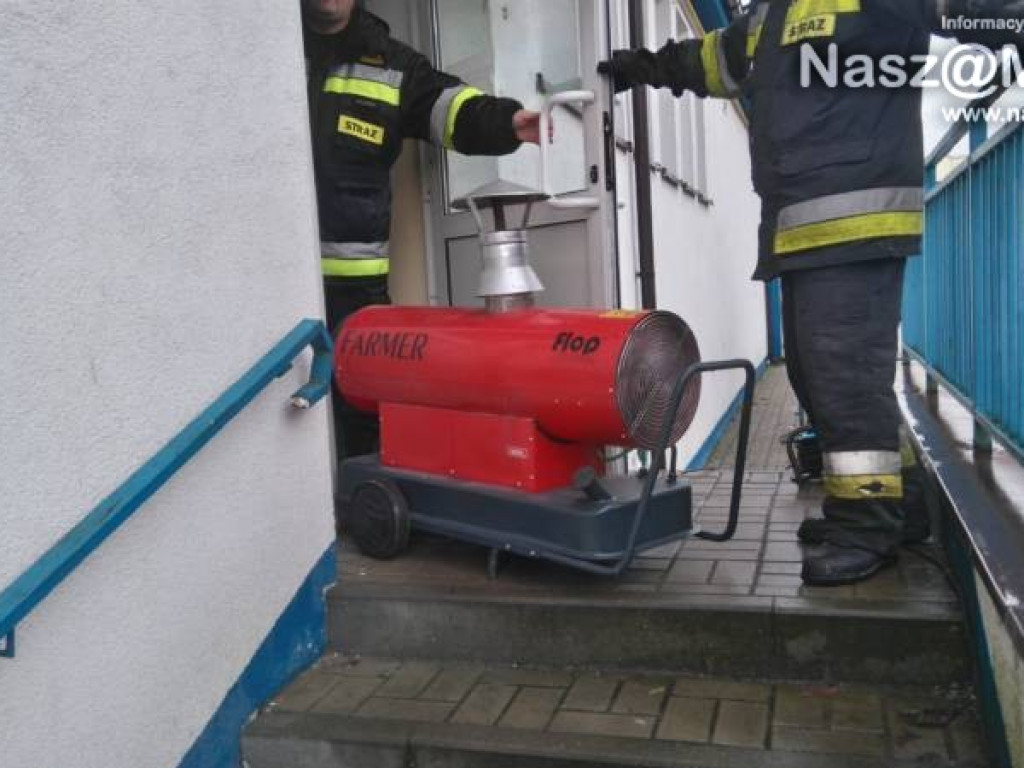 Mróz, śnieg i 50 osób uwięzionych na stacji PKS Mława